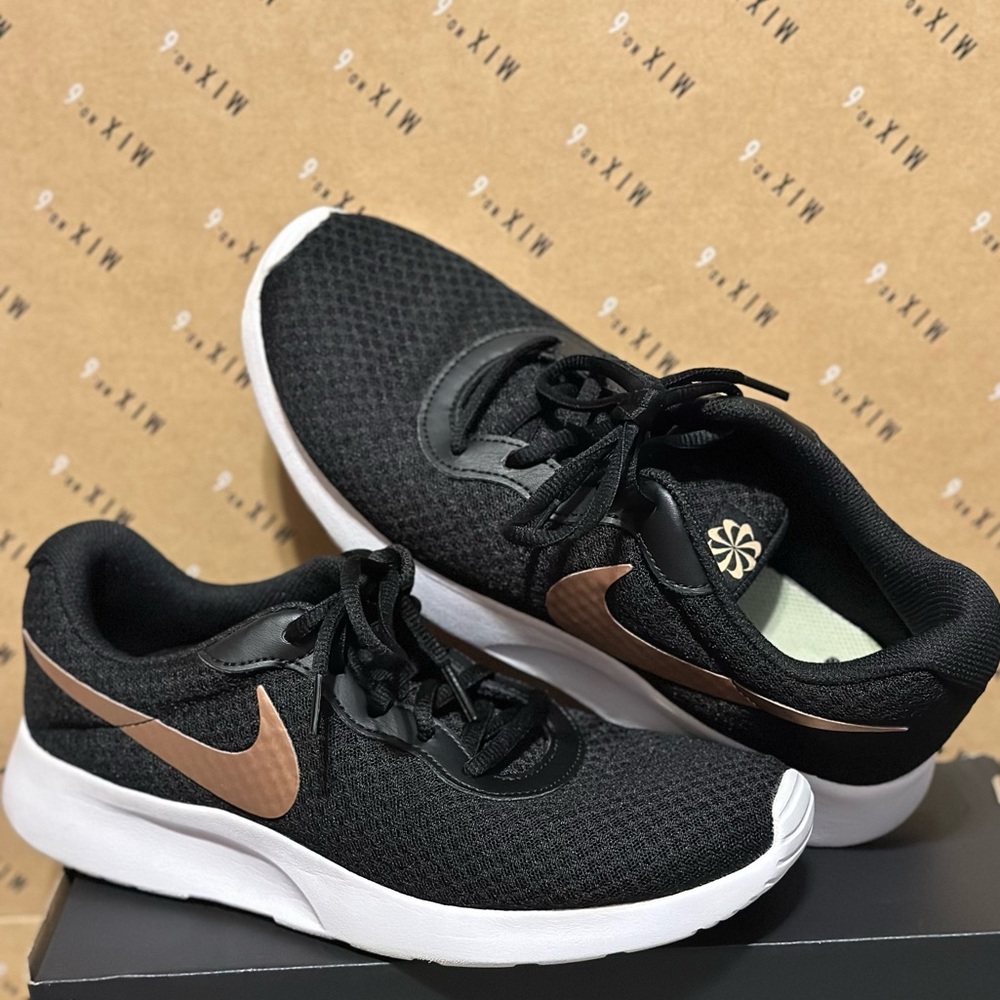 Women’s Size 10 Nike Tanjun running shoes